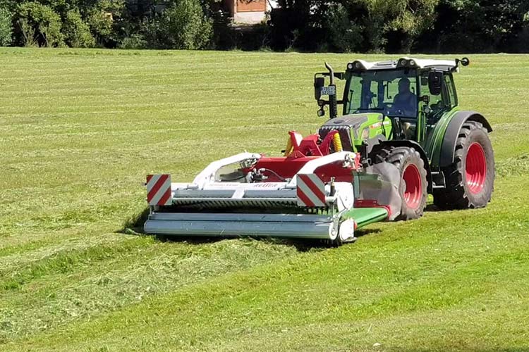 RESPIRO R3 Bandschwader im Einsatz im Dauergrünland