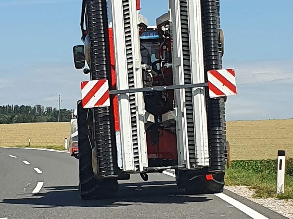 RESPIRO R6/R7 Bandschwader im Straßentransport