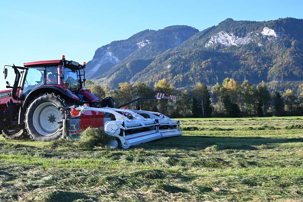 Reiter RESPIRO R6/R7 belt rake in use