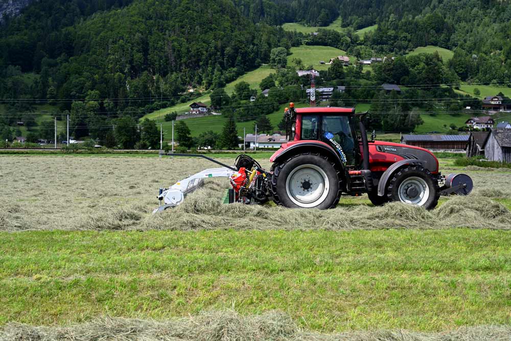 RESPIRO R6/R7 belt rake during windrowing