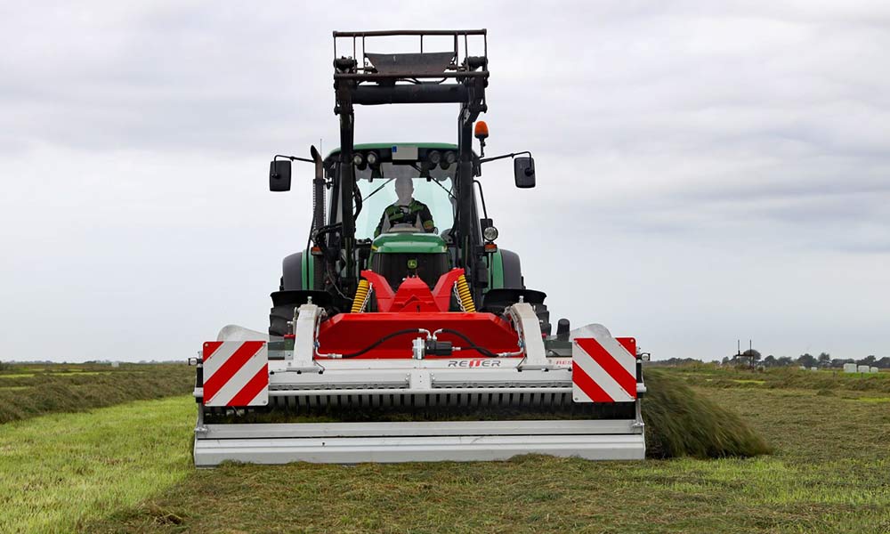 Landwirt bei der Arbeit mit seinem RESPIRO R3 Bandschwader