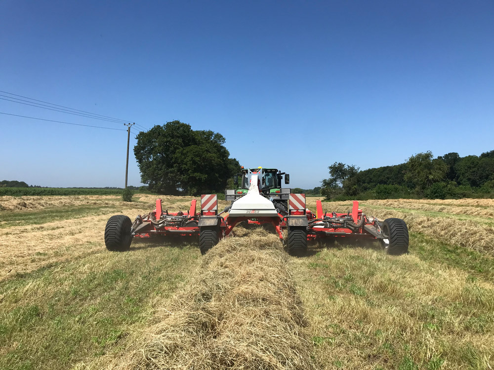 Reiter RESPIRO R9 belt rake in use on hay