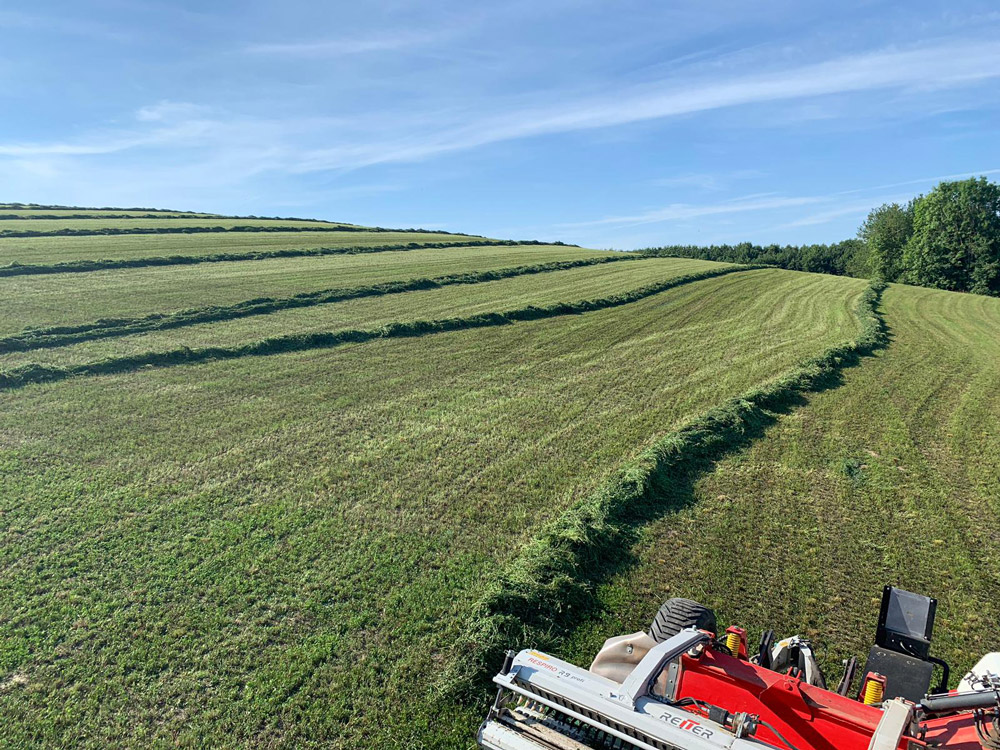 Perfect swaths and the cleanest forage with the RESPIRO belt rake