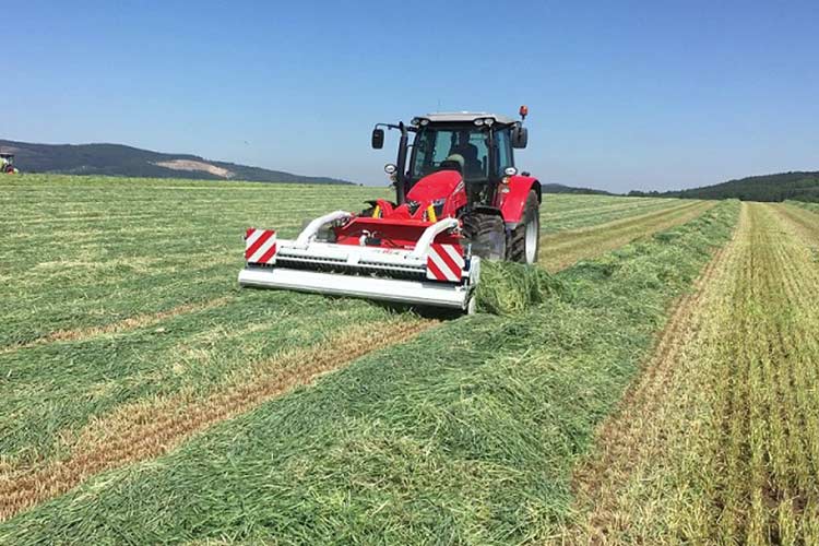 RESPIRO R3 Bandschwader im Einsatz am Grünroggen