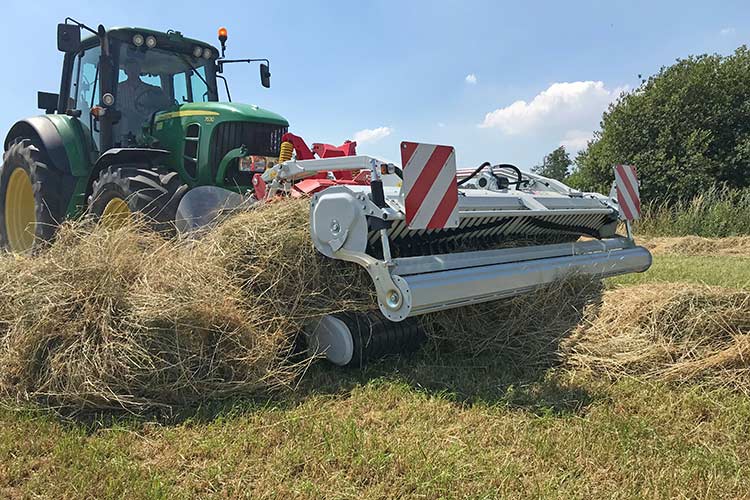 RESPIRO R3 Bandschwader im Einsatz am Heu