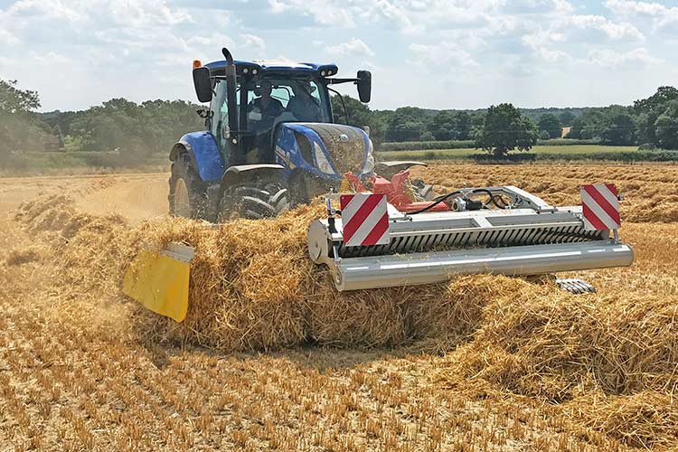 RESPIRO R3 Bandschwader im Einsatz am Rapsstroh