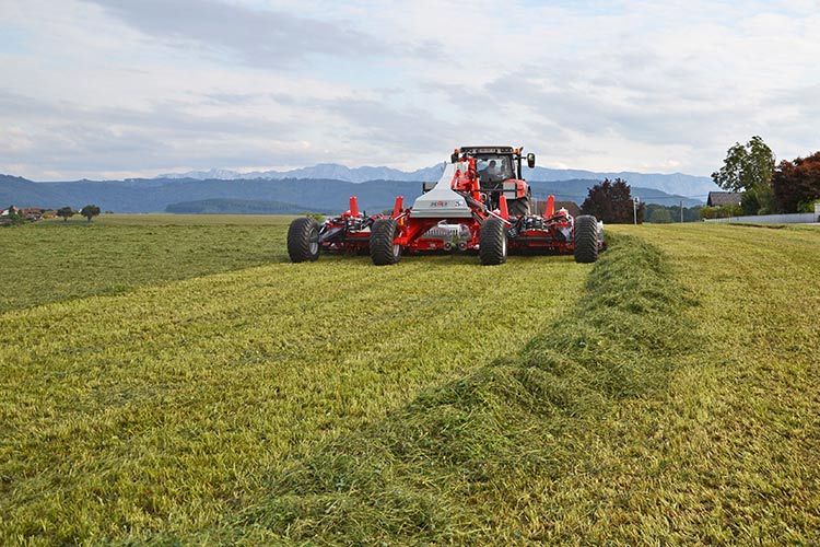 RESPIRO R9 Bandschwader produziert Seitenschwad