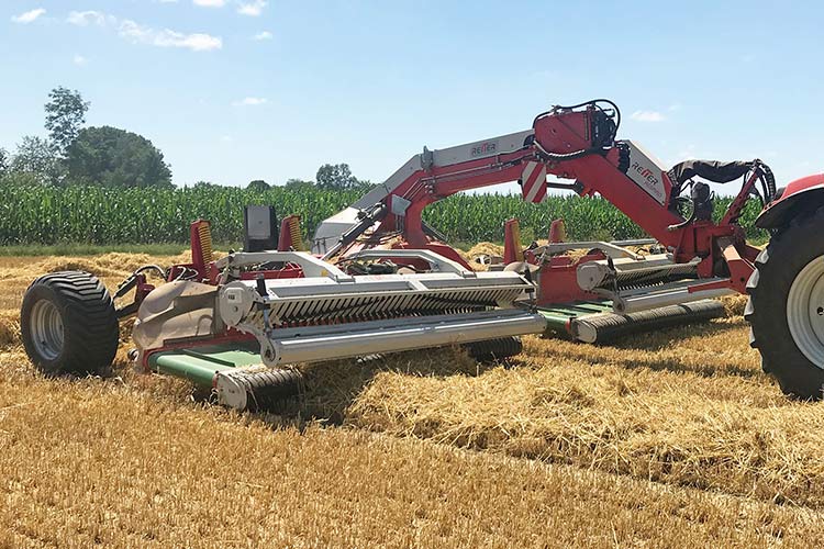 RESPIRO R9 Bandschwader im Einsatz am Stroh