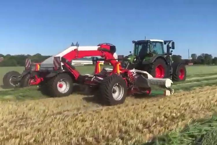 RESPIRO R9 Bandschwader im Einsatz am Grünroggen