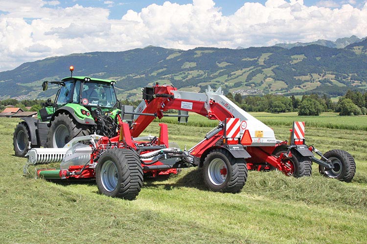 RESPIRO R9 Bandschwader im Einsatz am Heu