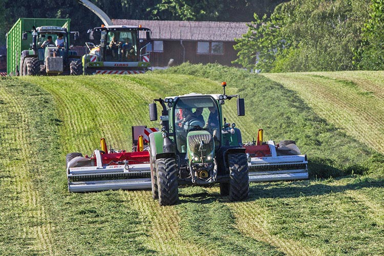 RESPIRO R9 Bandschwader im Einsatz am Kleegras