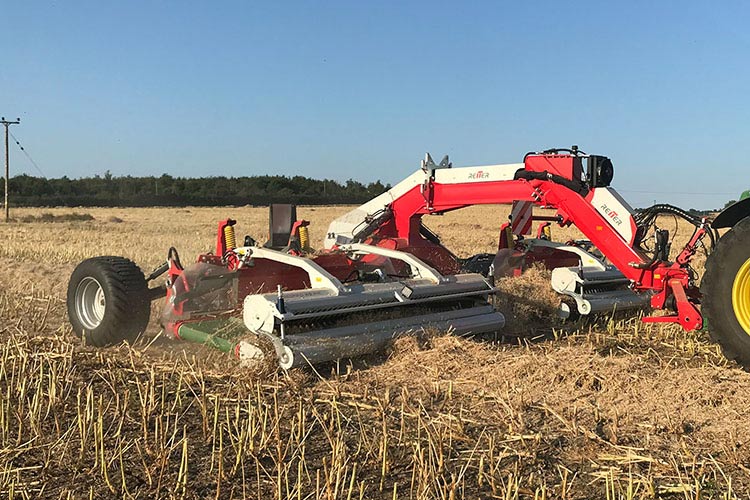 RESPIRO R9 Bandschwader im Einsatz am Rapsstroh